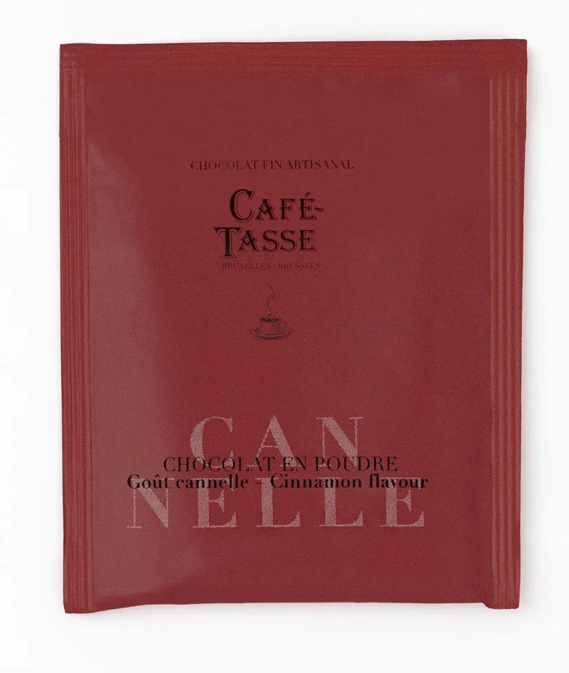 Sachet de chocolat en poudre saveur cannelle, emballage bordeaux, marque « Café-Tassé » avec la mention « Chocolat en poudre, goût cannelle ».