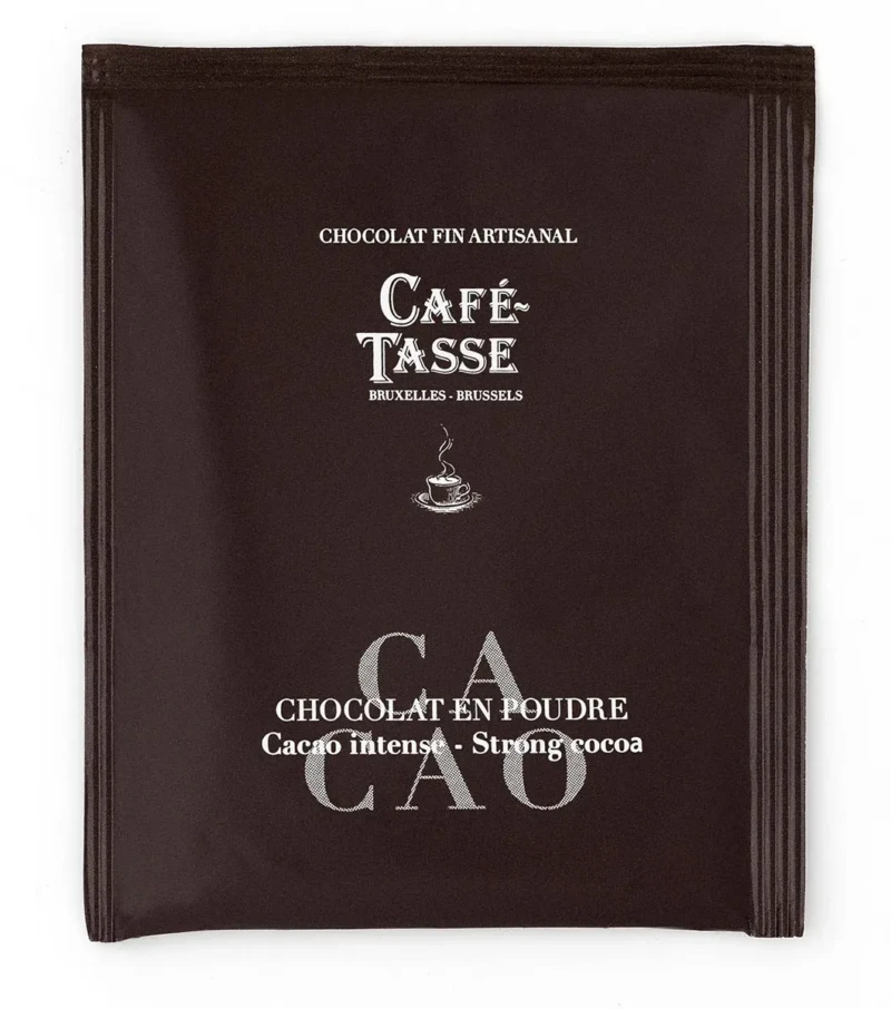 Sachet brun foncé « Café-Tassé Bruxelles-Brussels » avec icône de tasse fumante et mention « Chocolat en poudre – Cacao intense - Strong cocoa » sur fond filigrane « CACAO ».