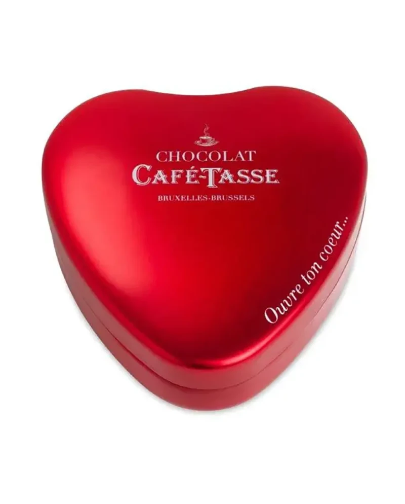 Boîte métallique rouge en forme de cœur « Chocolat Café-Tassé Bruxelles-Brussels » avec l'inscription « Ouvre ton cœur... » gravée sur le côté.