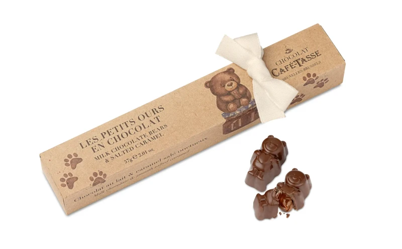 Boîte kraft « Les Petits Ours en Chocolat » Café-Tassé, chocolat au lait et caramel salé, 57gr, nouée d'un ruban beige, avec des oursons en chocolat présentés à côté.