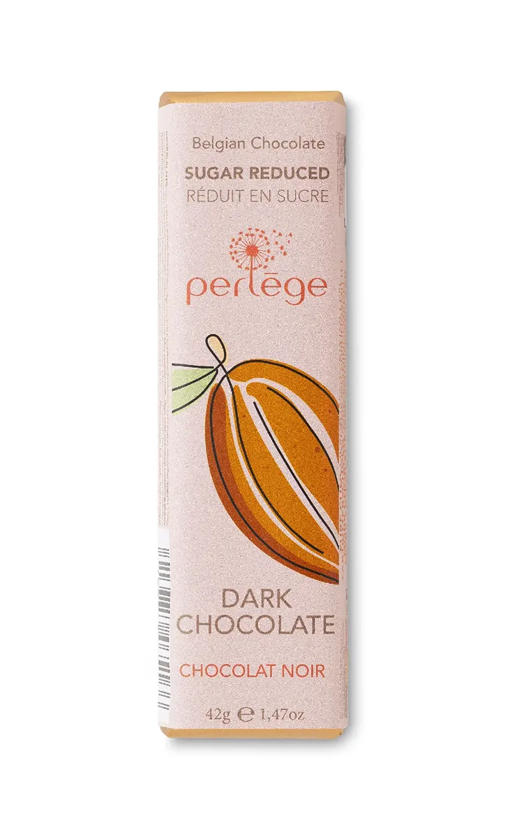 Bâtonnet rose de chocolat noir « Perlège » réduit en sucre, 42gr, illustré d'une cabosse de cacao orangée et d'une feuille verte.