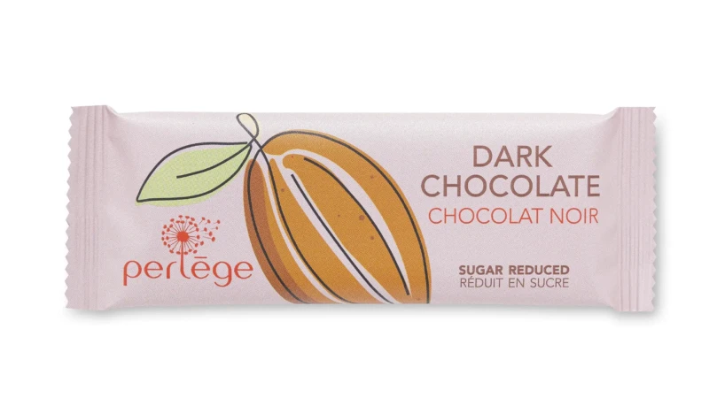 Petit format individuel « la petite perlège » chocolat noir, emballage rose pâle illustré d'une cabosse de cacao, mention « Sugar Reduced / Réduit en sucre ».