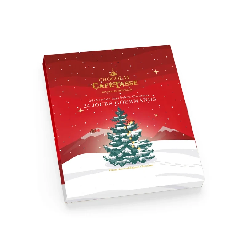 Couverture du calendrier de l'Avent « Chocolat Café-Tassé », fond rouge illustré d'un sapin enneigé, mention « 24 jours gourmands / 24 chocolate days before Christmas ».