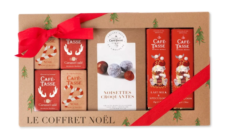 « Le Coffret Noël » Café-Tassé, boîte kraft nouée d'un ruban rouge, assortiment de mini-tablettes, noisettes croquantes et tablettes lait-spéculoos illustrées de motifs sapins.