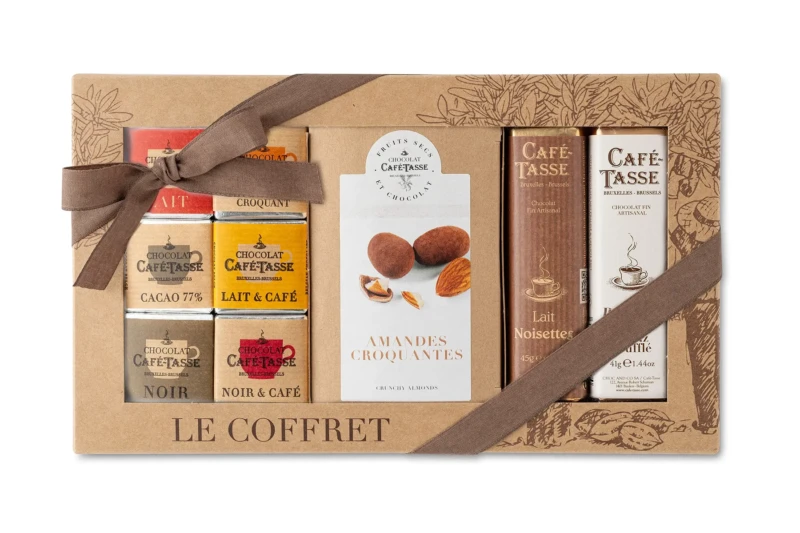 « Le Coffret » Café-Tassé, boîte kraft nouée d'un ruban marron, assortiment de napolitains, sachet d'amandes croquantes et tablettes lait noisettes.