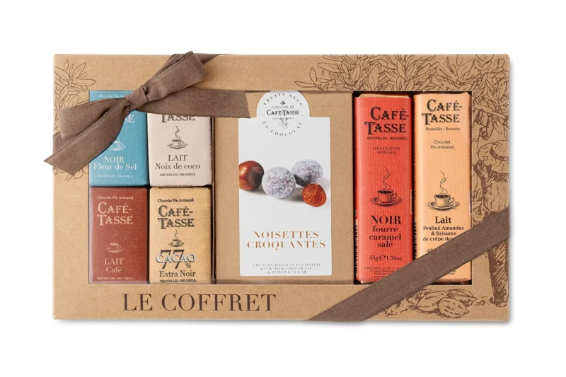 « Le Coffret » Café-Tassé, boîte kraft nouée d'un ruban marron, assortiment de napolitains, sachet de noisettes croquantes et tablettes fourrées caramel salé et praliné amandes.