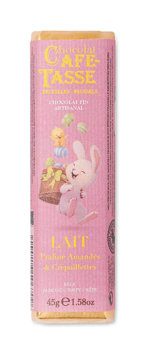 Bâton de Pâques Café-Tassé « Lait Praliné Amandes & Crépaillettes », format 45g, emballage rose vintage illustré d'un lapin, d'un poussin et d'œufs colorés.