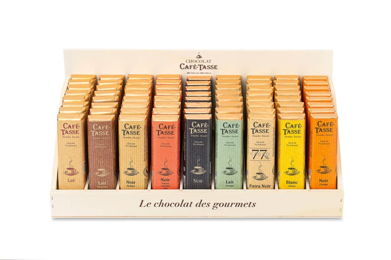 Présentoir en bois « Chocolat Café-Tassé, le chocolat des gourmets » garni de 72 tablettes empilées en 9 colonnes de saveurs variées : Lait, Noir, Extra Noir 77%, Blanc Citron, Noir Orange.