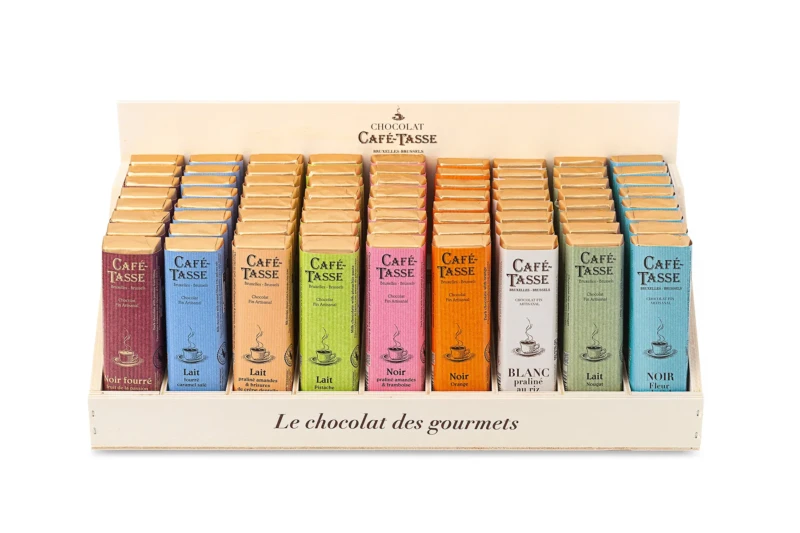 Présentoir en bois « Chocolat Café-Tassé, le chocolat des gourmets » garni de 72 tablettes empilées en 8 colonnes colorées : Noir fourré, Lait fourré caramel salé, Lait praliné, Noir Orange, Blanc praliné, Lait Nougat.