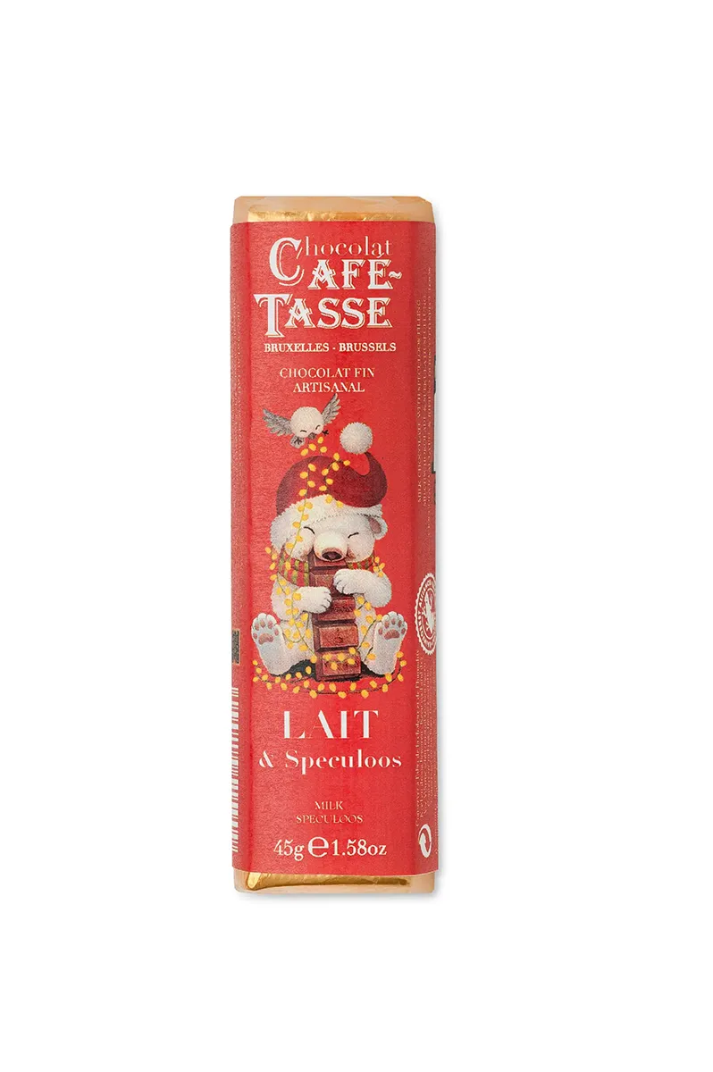 Bâton de Noël « Café-Tassé » rouge illustré d'un ours polaire au bonnet de Noël mangeant du chocolat, saveur « Lait & Speculoos », chocolat fin artisanal, format 45g / 1.58oz.
