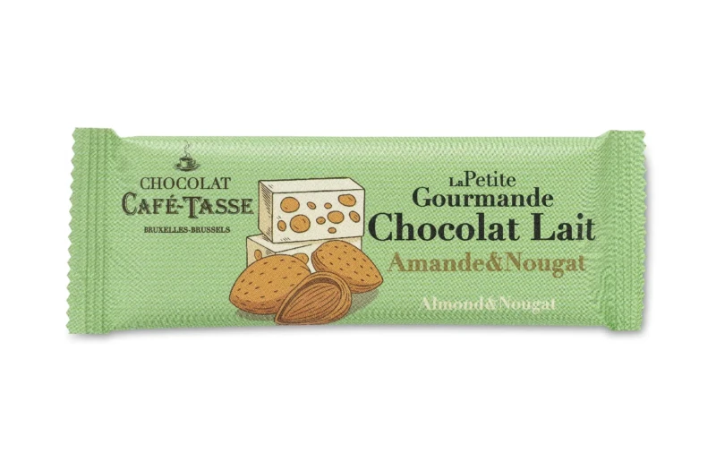 Barre de chocolat au lait Café-Tassé « La Petite Gourmande », emballage vert illustré d'amandes et de nougat, saveur Amande & Nougat.