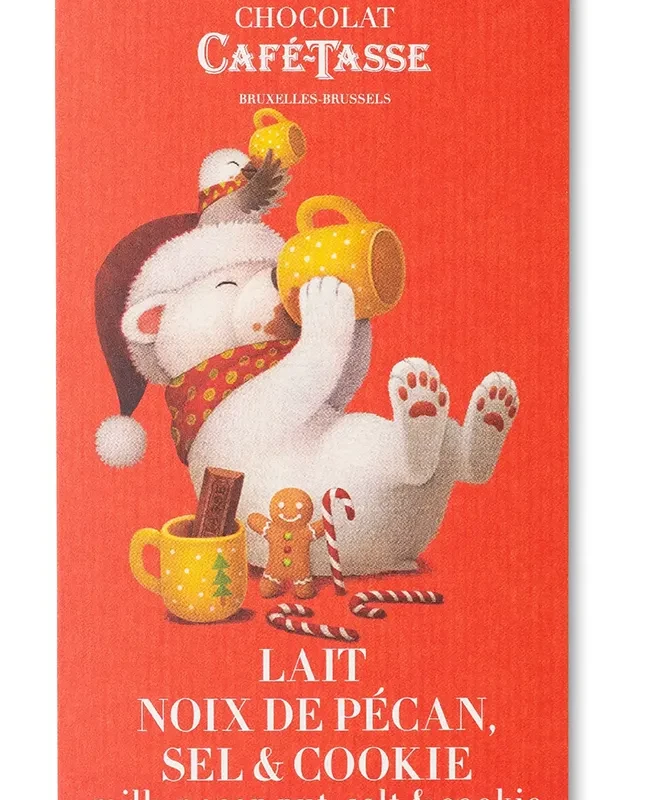 Tablette de chocolat au lait Café-Tassé « Noix de pécan, sel & cookie », édition de Noël, emballage rouge illustré d'un ours polaire buvant un chocolat chaud, format 85g.