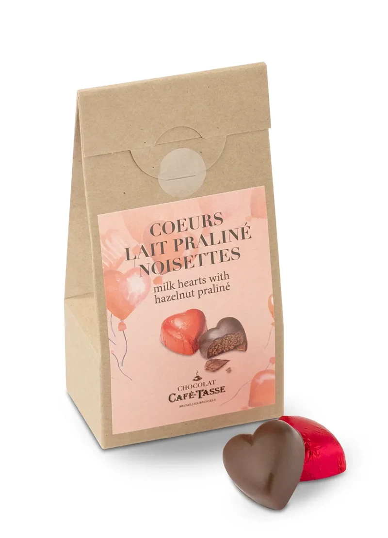 Pochette kraft rose Café-Tassé « Coeurs Lait Praliné Noisettes », bonbons de chocolat au lait en forme de cœur fourrés praliné noisette, emballage individuel rouge et argent.