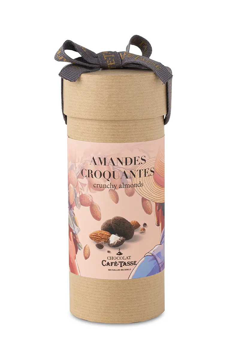 Tube cadeau en carton kraft Café-Tassé fermé par un ruban gris noué, étiquette « Amandes Croquantes » illustrée d'amandes enrobées de chocolat.