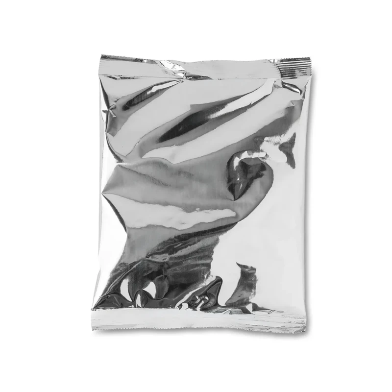 Sachet d'emballage en aluminium argenté brillant, froissé, sans texte ni logo visible, présenté seul sur fond blanc.