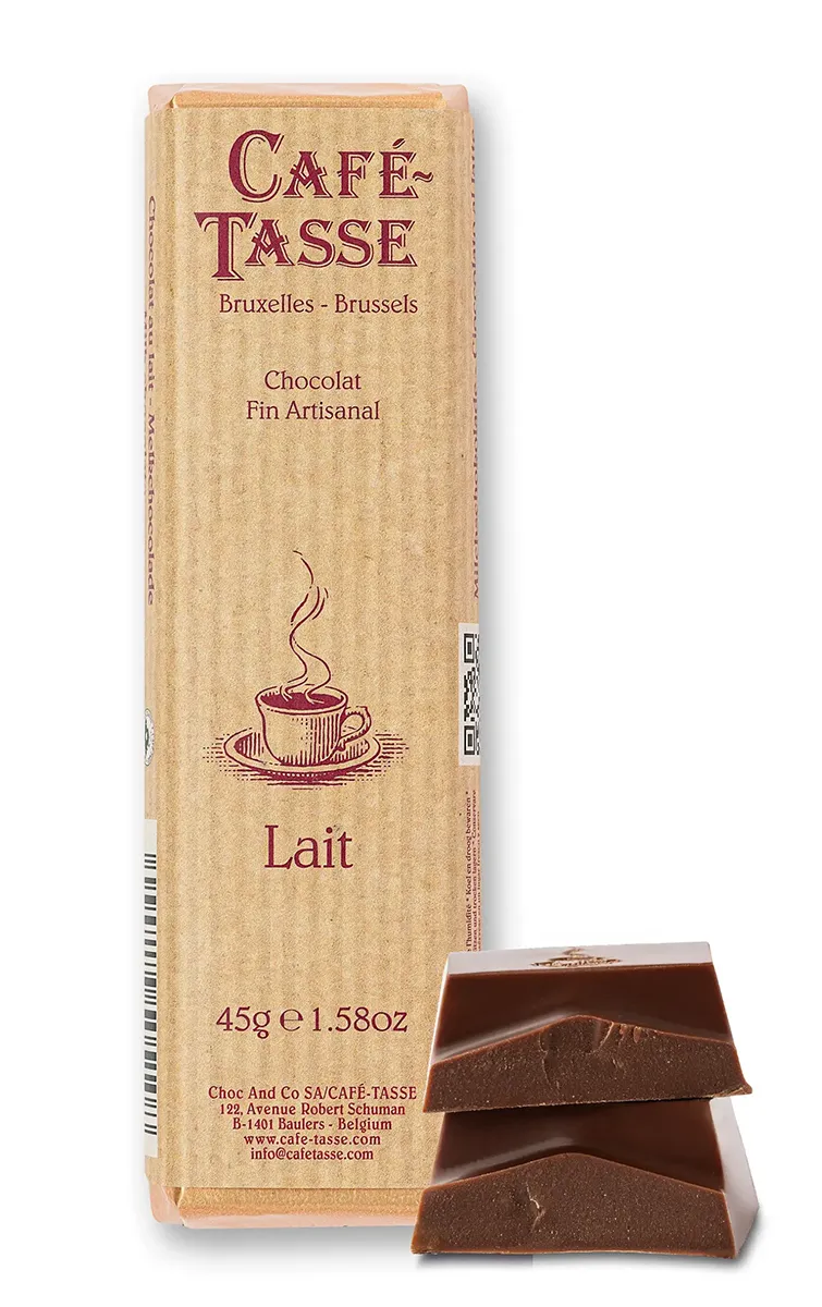 Tablette de chocolat au lait « Café-Tassé » en emballage kraft brun marqué « Chocolat Fin Artisanal » et « Lait », format 45gr, carrés brisés présentés à côté.
