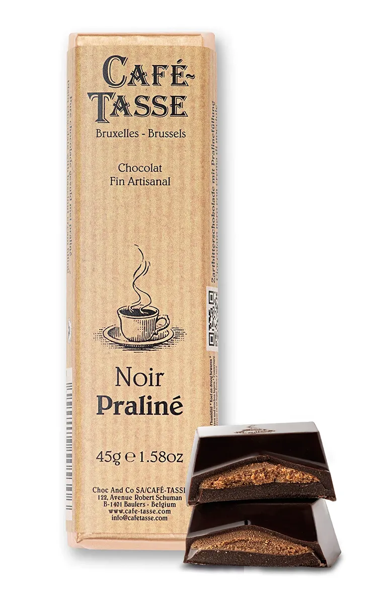 Tablette de chocolat noir praliné « Café-Tassé Bruxelles-Brussels », emballage kraft beige clair, morceau brisé révélant le fourrage praliné, format 45g.