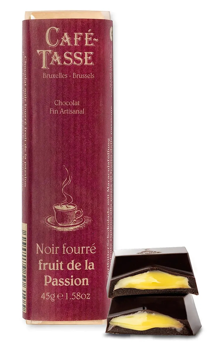 Tablette de chocolat noir fourré fruit de la passion « Café-Tassé Bruxelles-Brussels », emballage bordeaux, morceaux brisés révélant un fourrage jaune, format 45g.