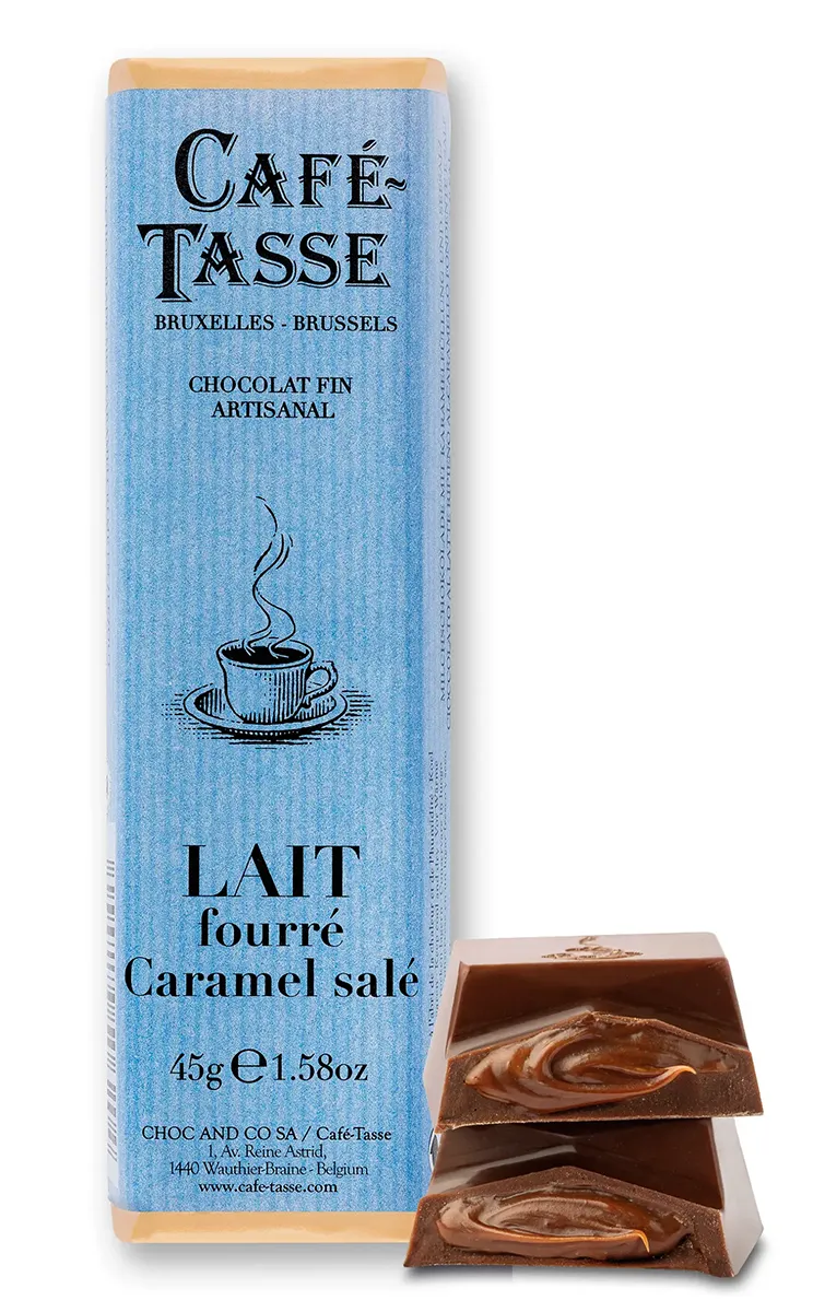 Tablette de chocolat au lait fourré caramel salé « Café-Tassé Bruxelles-Brussels », emballage bleu clair, morceaux brisés révélant un fourrage caramel coulant, format 45g.