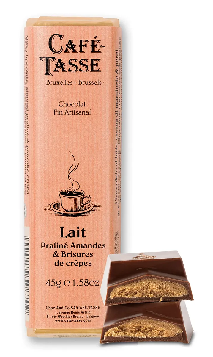 Tablette de chocolat au lait fourré praliné amandes et brisures de crêpes « Café-Tassé Bruxelles-Brussels », emballage saumon, morceaux brisés révélant le fourrage croustillant, format 45g.