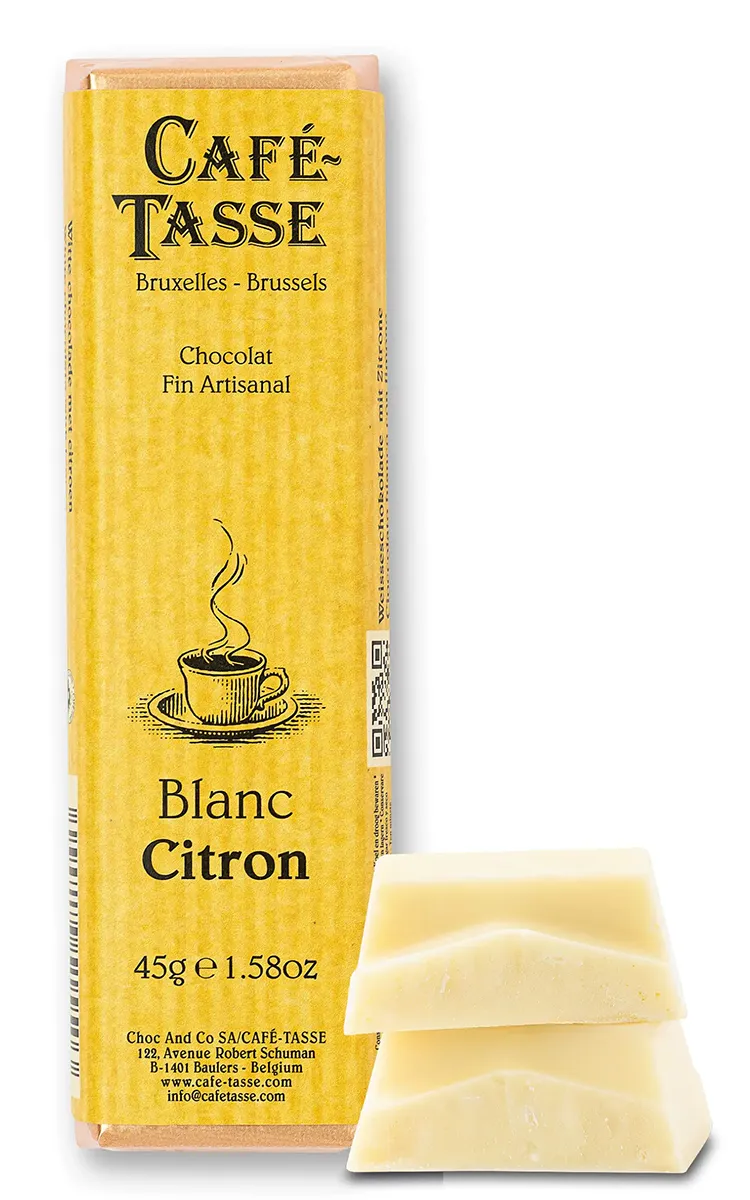 Bâtonnet de chocolat blanc Café-Tassé « Blanc Citron », 45g, emballage jaune illustré d'une tasse de café fumante, accompagné de morceaux brisés montrant la texture du chocolat.