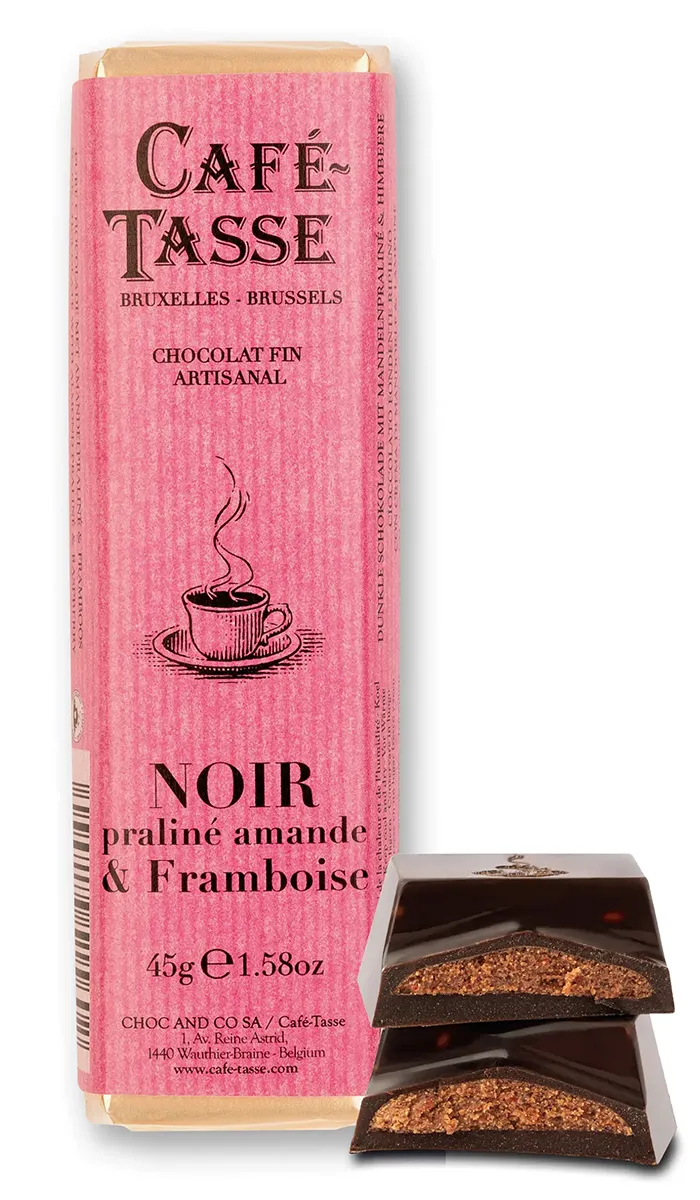Bâtonnet de chocolat noir Café-Tassé « praliné amande & framboise », 45g, emballage rose illustré d'une tasse de café, morceaux brisés dévoilant le praliné à l'amande.