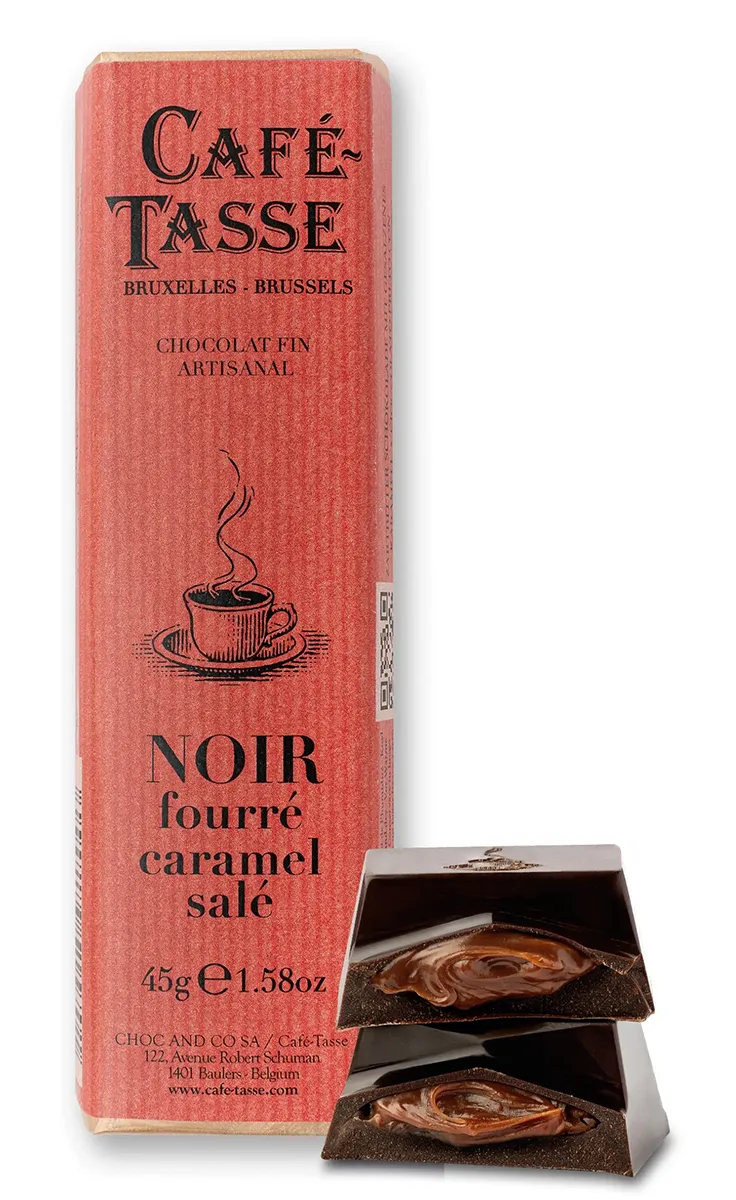 Bâtonnet de chocolat noir Café-Tassé « fourré caramel salé », 45g, emballage corail illustré d'une tasse de café, morceaux brisés laissant apparaître le cœur coulant de caramel.