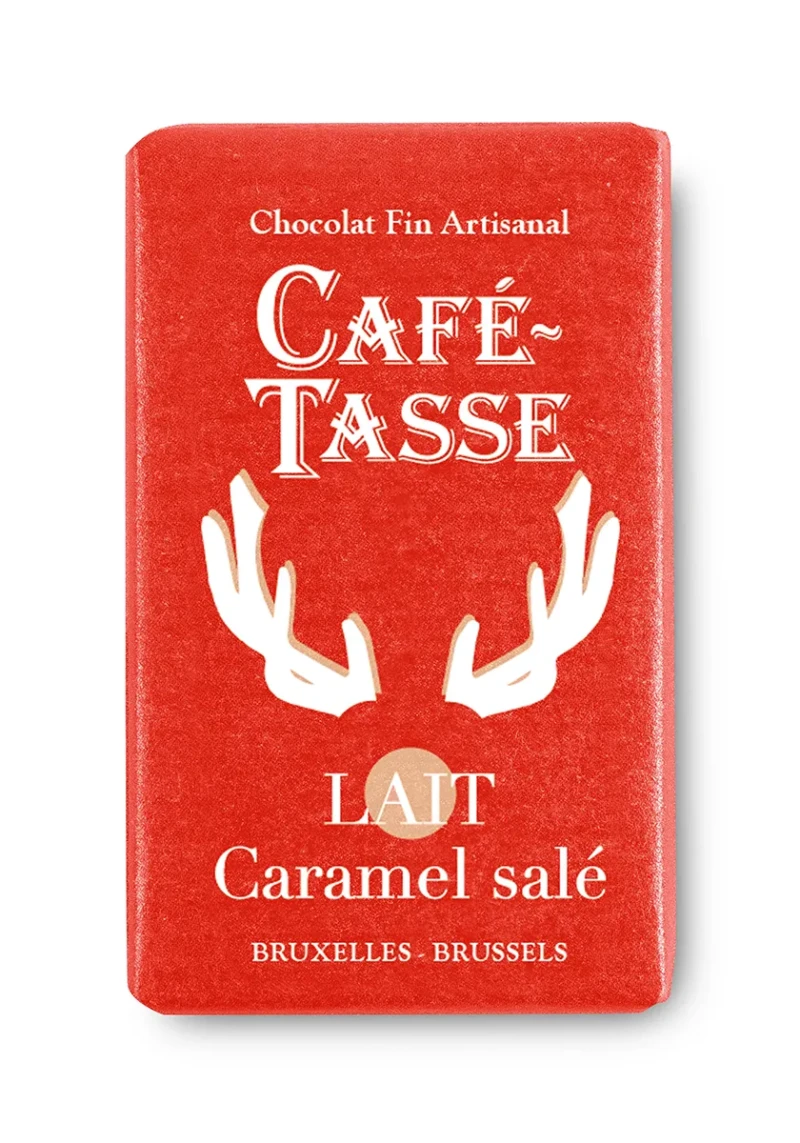 Mini tablette de chocolat au lait caramel Café-Tassé, édition de Noël, emballage rouge avec inscription blanche « Chocolat Fin Artisanal ».