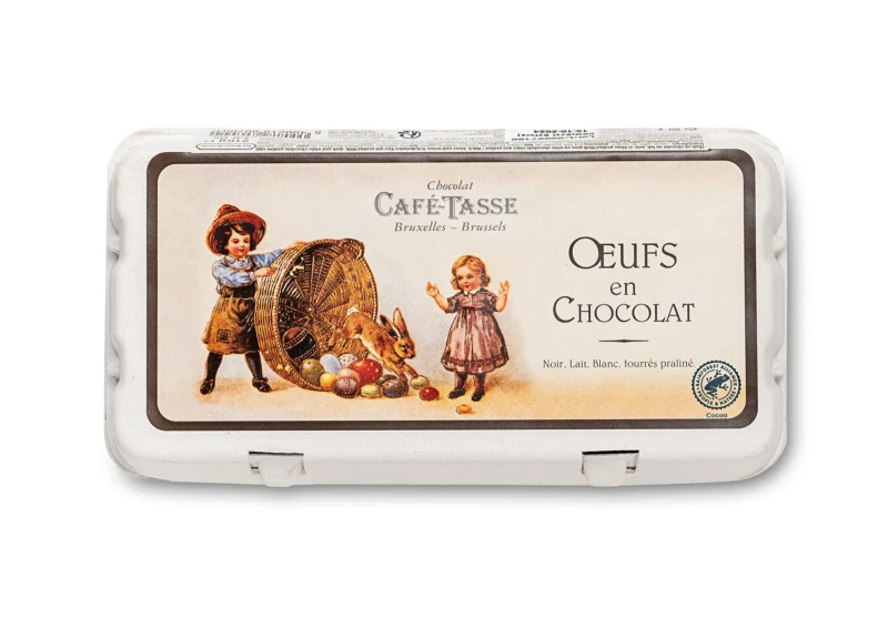 Boîte façon plateau à œufs Café-Tassé, illustration vintage d'enfants et lapin, « Oeufs en Chocolat » Noir, Lait, Blanc fourrés praliné, logo Rainforest Alliance.