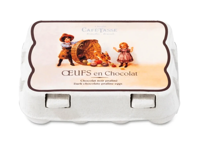 Boîte façon plateau à œufs Café-Tassé, illustration vintage d'enfants et lapin, « Œufs en Chocolat, Chocolat noir praliné / Dark chocolate praline eggs ».