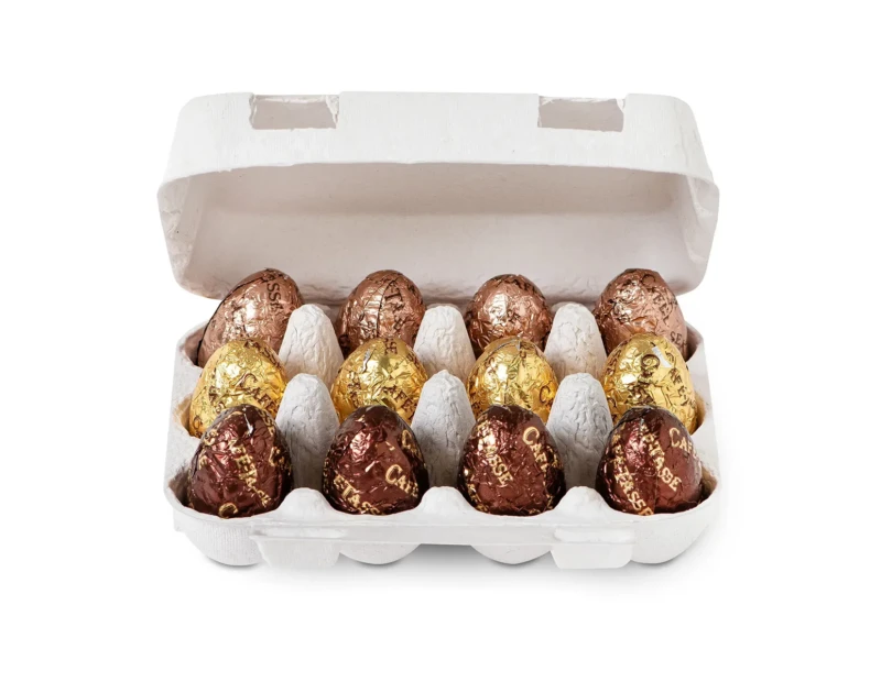 Boîte plateau à œufs Café-Tassé ouverte, 12 œufs en chocolat assortis emballés dans des papiers alu bronze, or et brun gravés du nom de la marque.