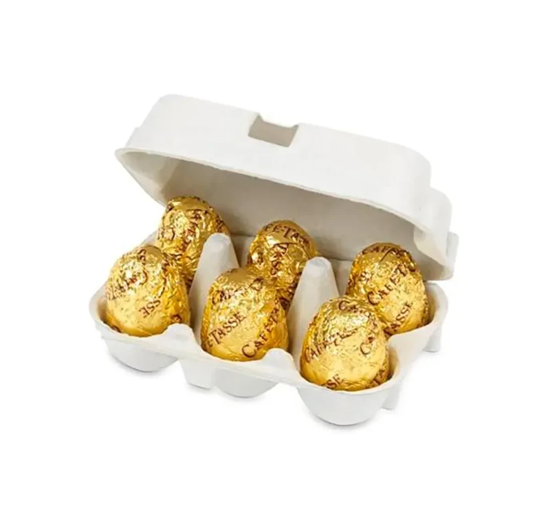 Boîte plateau à œufs Café-Tassé ouverte, six œufs en chocolat emballés dans un papier alu doré gravé du nom de la marque.
