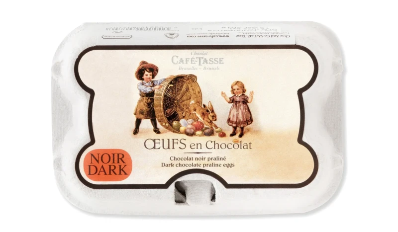 Boîte façon plateau à œufs Café-Tassé, illustration vintage d'enfants et lapin, badge « Noir Dark », « Œufs en Chocolat, Chocolat noir praliné / Dark chocolate praline eggs ».