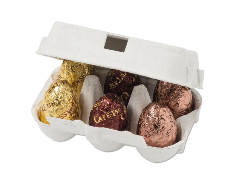 Boîte de 6 œufs en chocolat Café-Tassé ouverte, œufs emballés dans des papiers alu doré, bordeaux et rose gold gravés du nom de la marque.