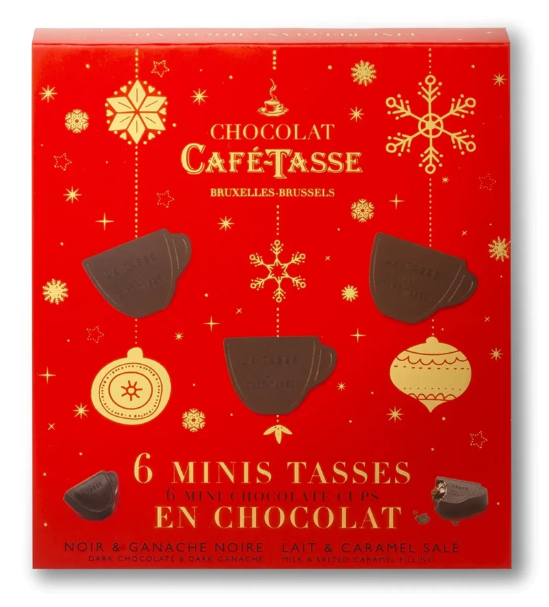 Boîte rouge de Noël Café-Tassé ornée de flocons dorés, « 6 Minis Tasses en Chocolat », garnitures ganache noire et caramel salé au lait, décor de boules et étoiles dorées.