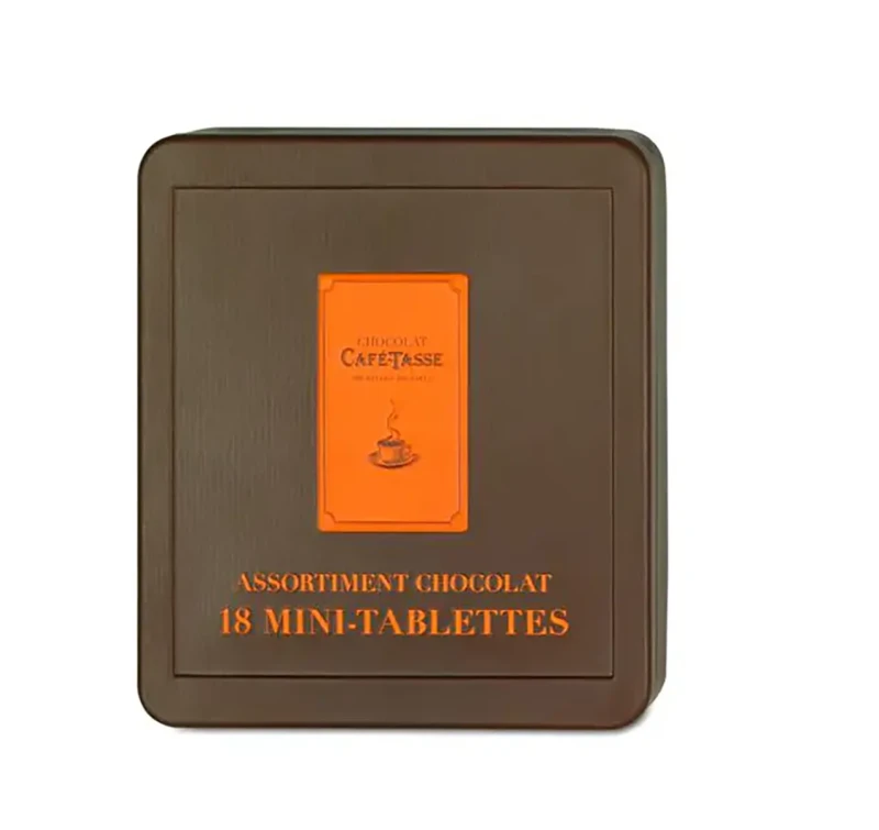 Boîte métallique brune texturée, étiquette orange « Chocolat Café-Tassé » ornée d'une tasse fumante, mention « Assortiment Chocolat 18 Mini-Tablettes » imprimée en orange sur le couvercle.
