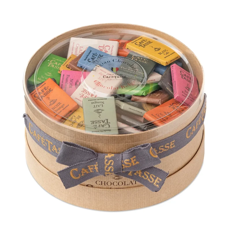 Corbeille ronde en kraft beige Café-Tassé remplie de mini tablettes multicolores (vert, bleu, rose, orange, blanc), film transparent surmonté des mentions « Belgian Chocolate » et « Chocolat Belge ».