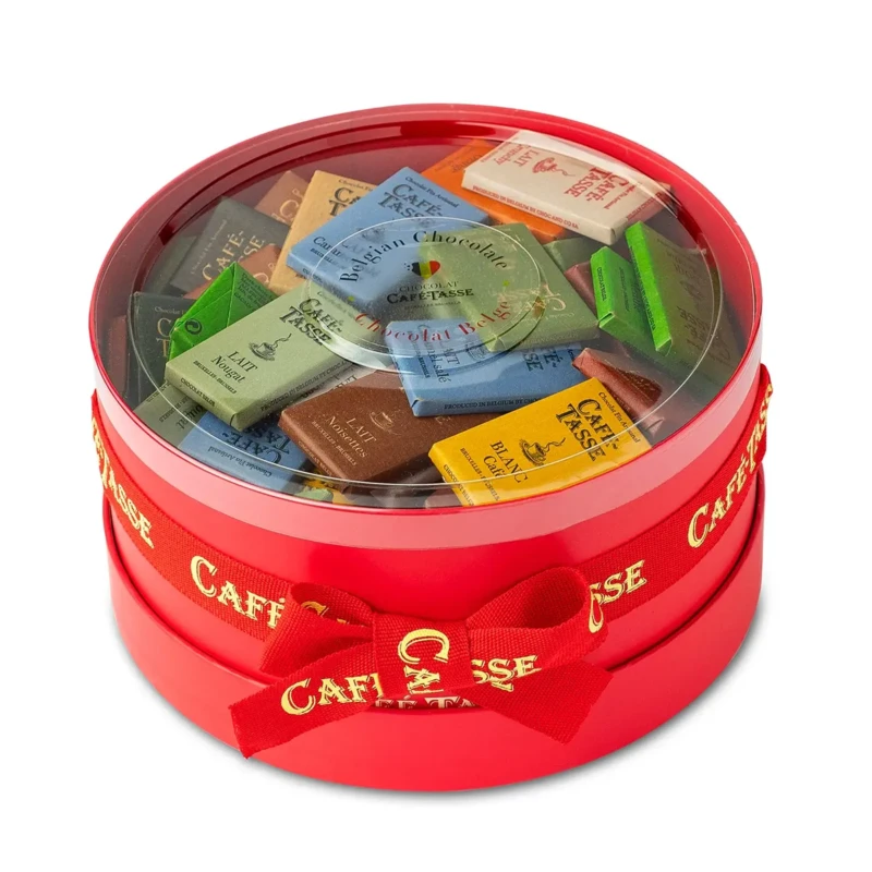 Corbeille ronde rouge Café-Tassé remplie de mini tablettes multicolores (vert, bleu, orange, brun, blanc), film transparent surmonté des mentions « Belgian Chocolate » et « Chocolat Belge ».