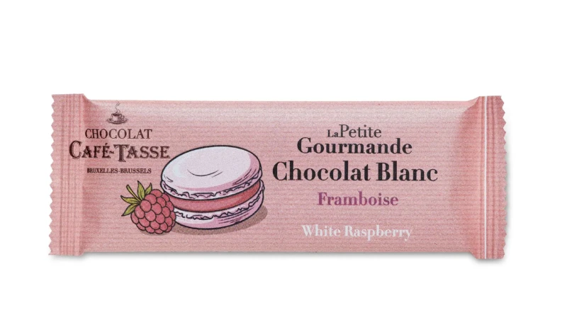 Emballage rose illustré d'un macaron et d'une framboise, « La Petite Gourmande » Café-Tassé, Chocolat Blanc Framboise, mention « White Raspberry ».